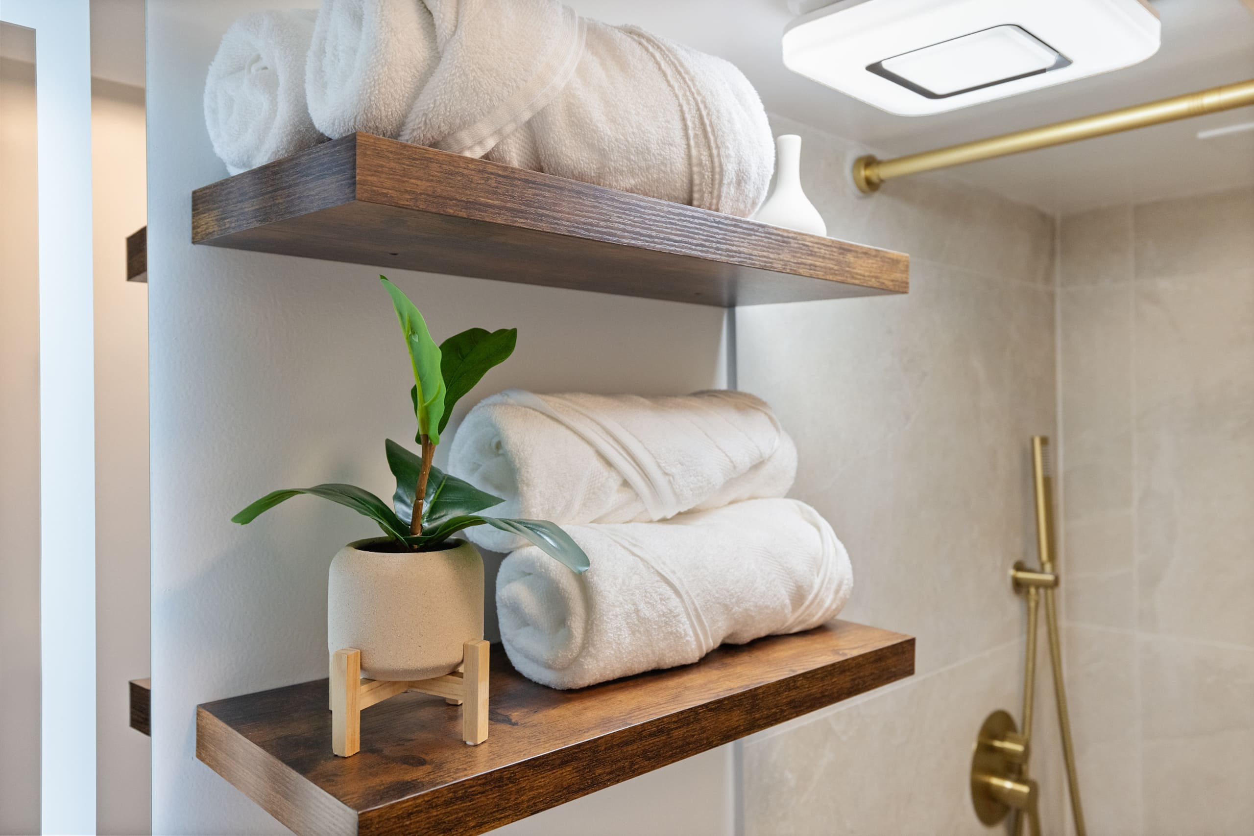 Waikiki Chic • Modern Cozy Studio - Image 13