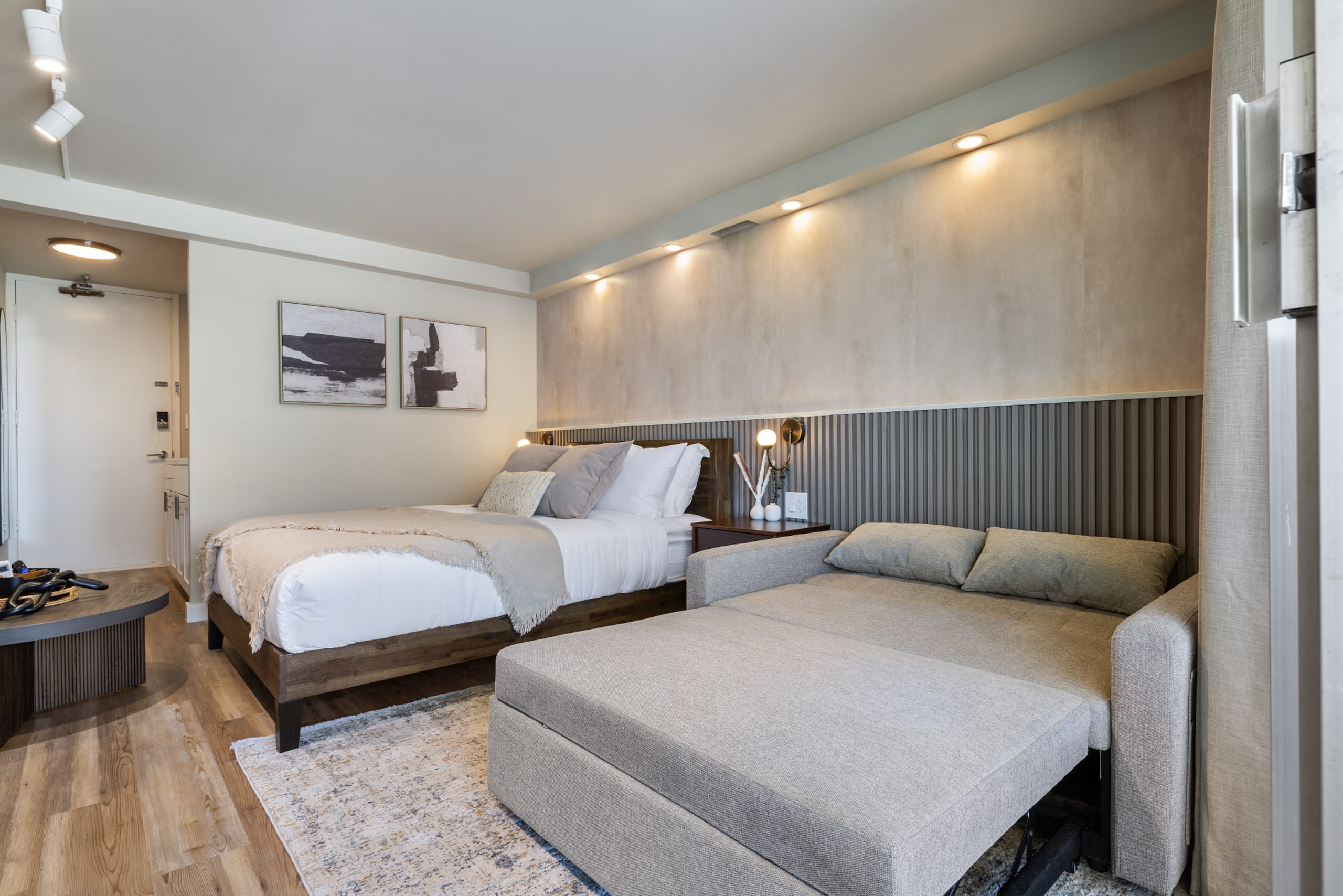 Waikiki Chic • Modern Cozy Studio - Image 47