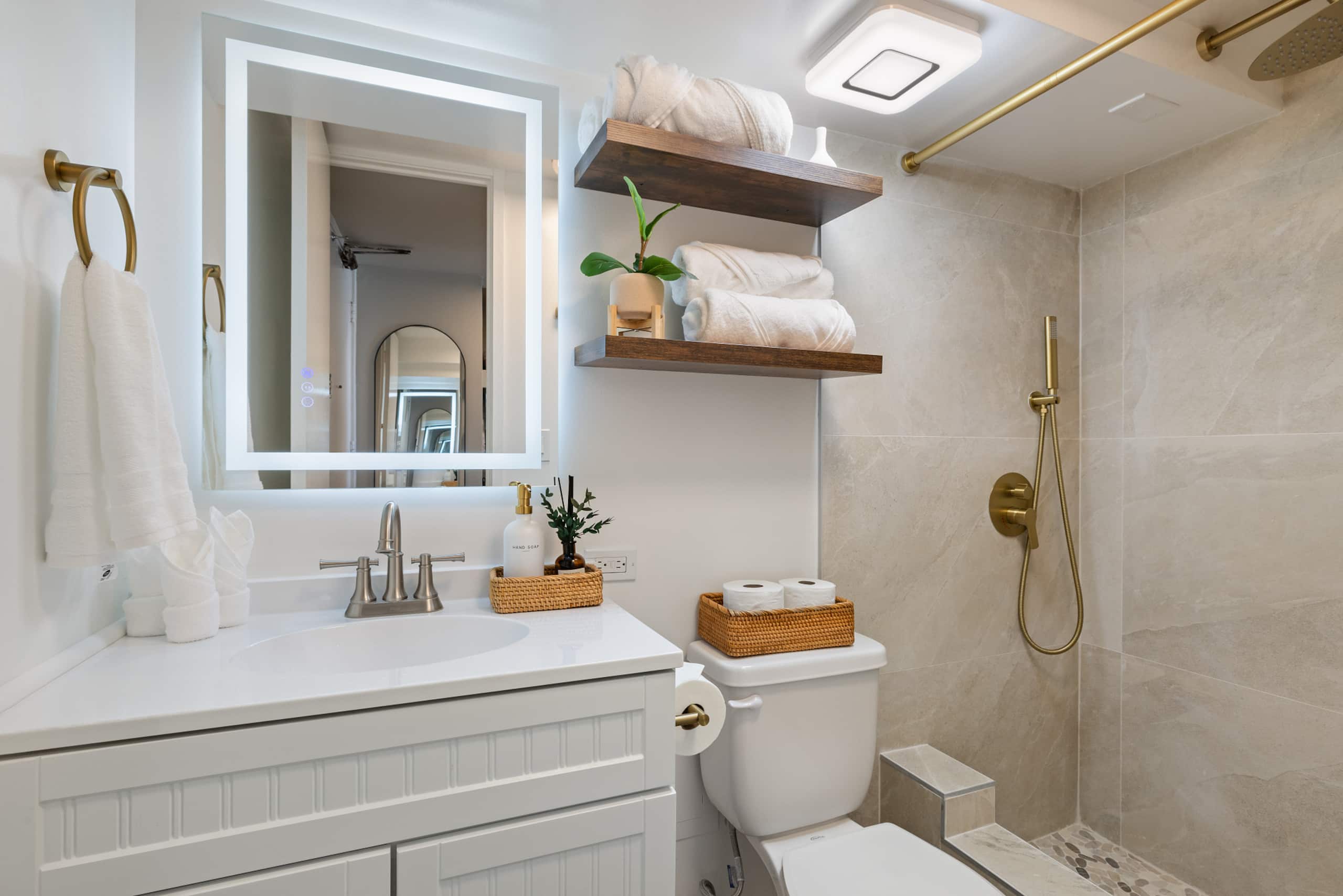 Waikiki Chic • Modern Cozy Studio - Image 12