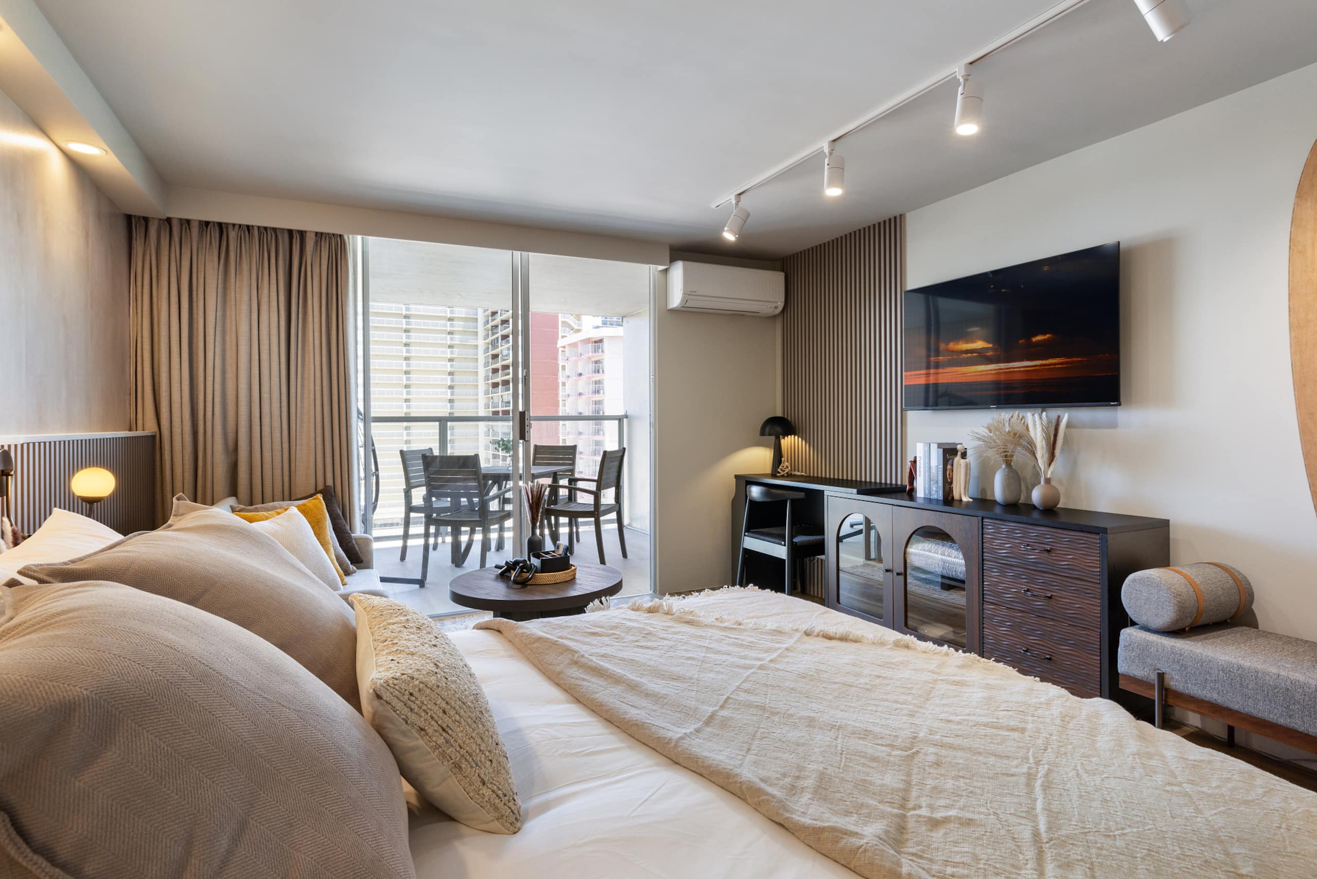 Waikiki Chic • Modern Cozy Studio - Image 35