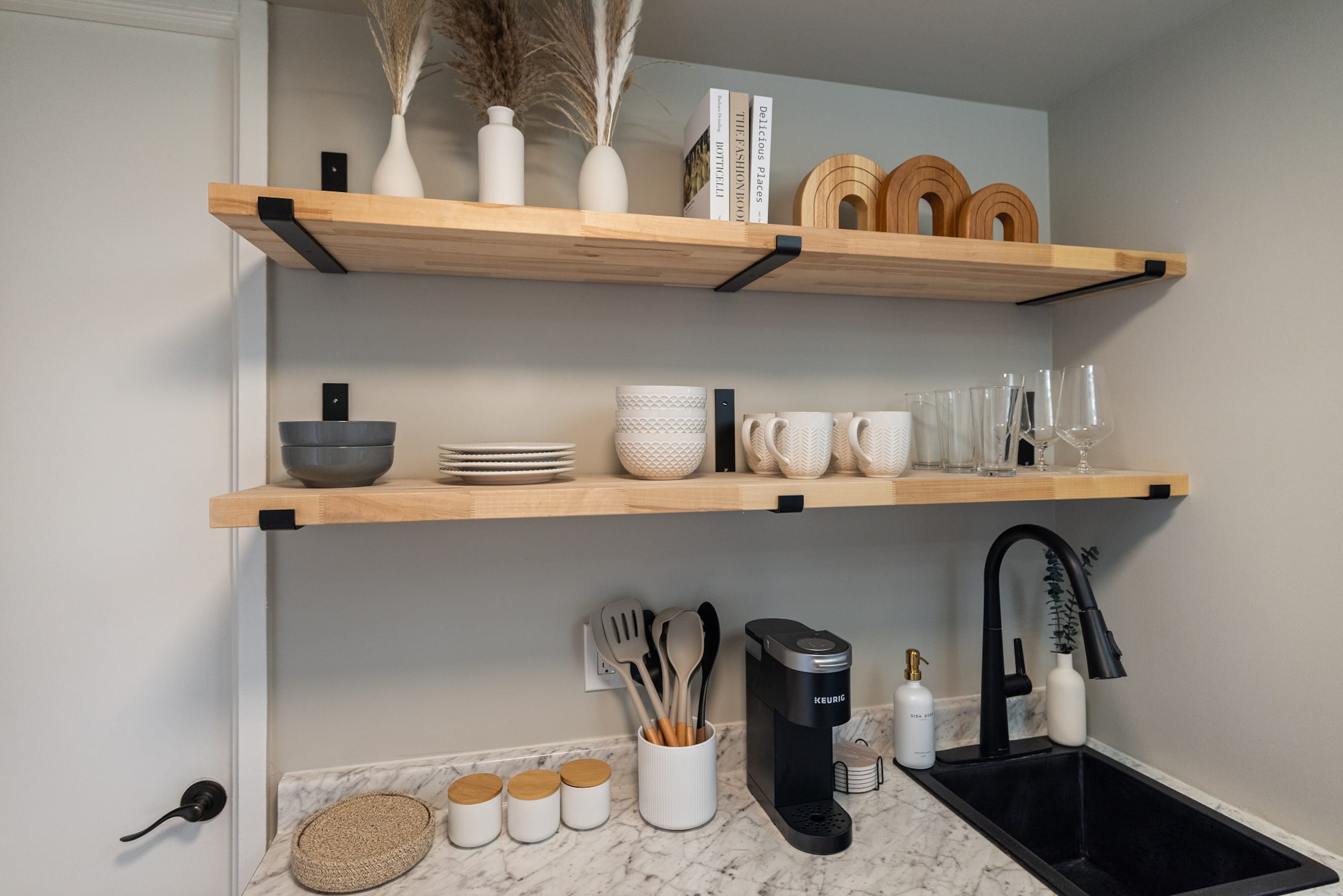 Waikiki Chic • Modern Cozy Studio - Image 8