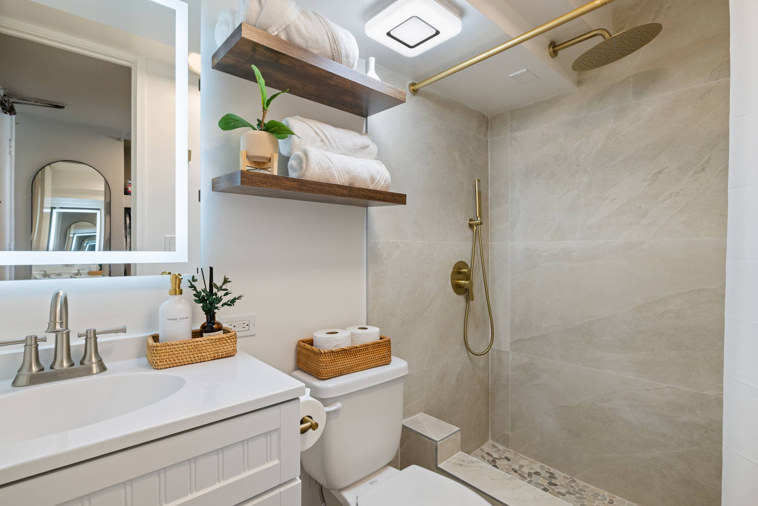 Waikiki Chic • Modern Cozy Studio - Image 15
