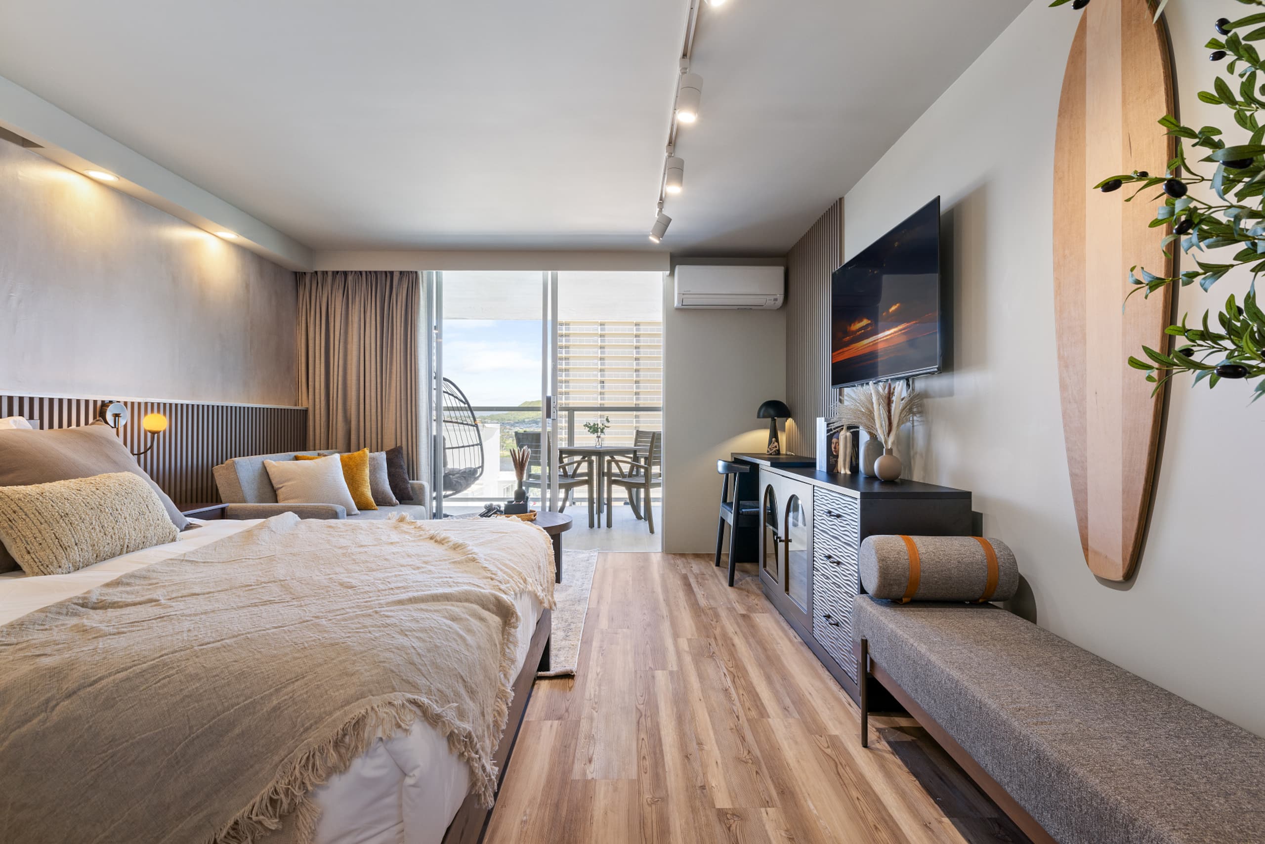 Waikiki Chic • Modern Cozy Studio - Image 34