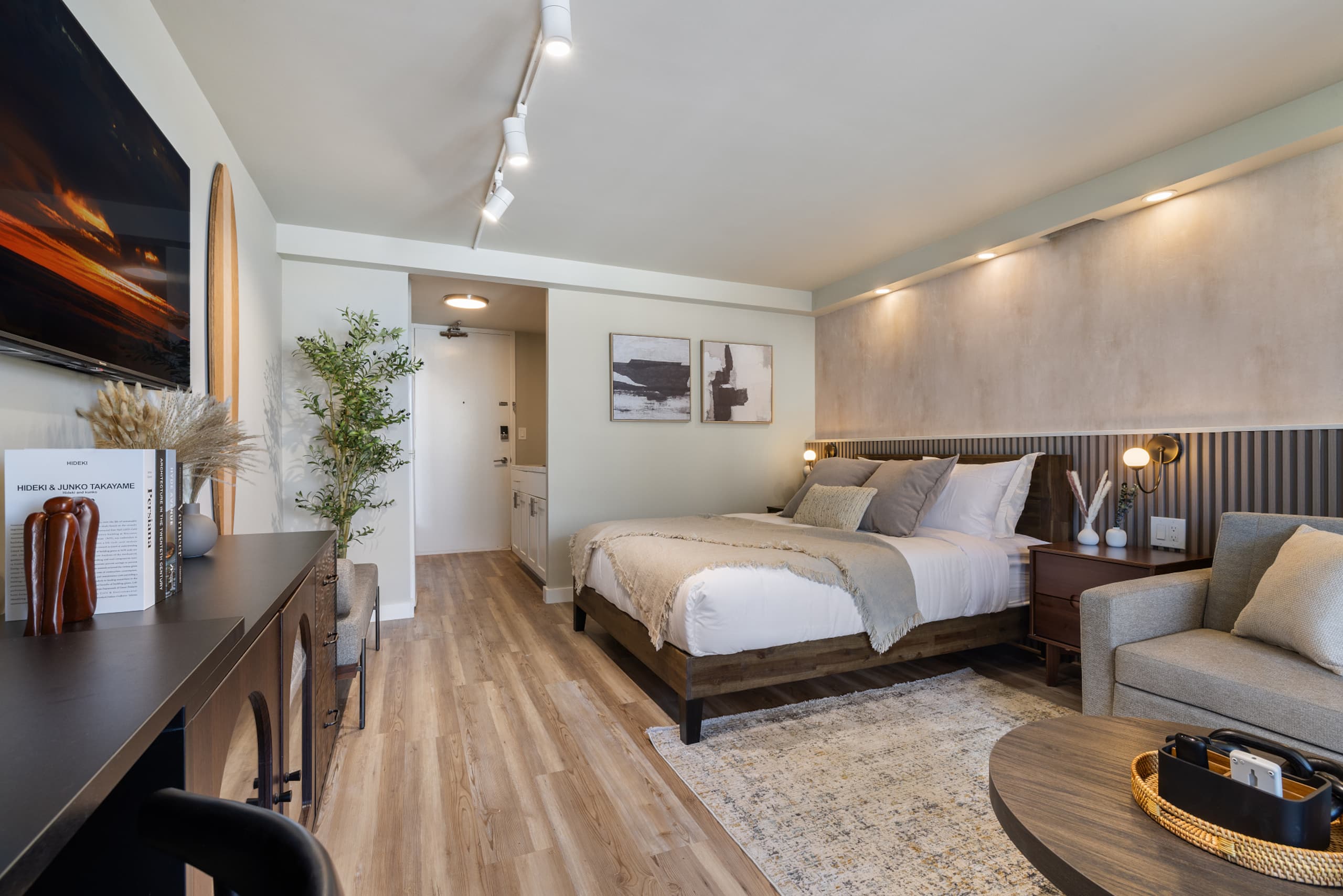 Waikiki Chic • Modern Cozy Studio - Image 40