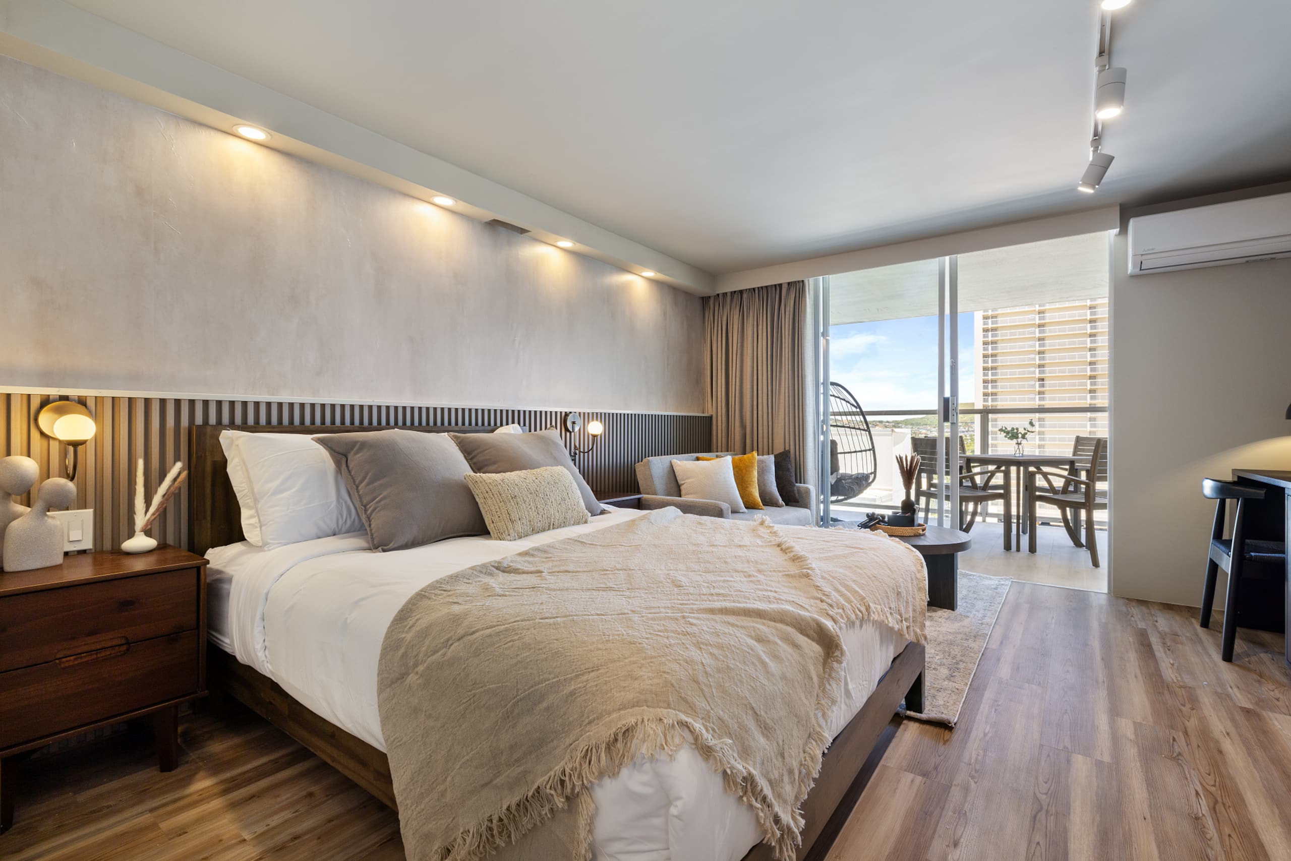 Waikiki Chic • Modern Cozy Studio - Image 33