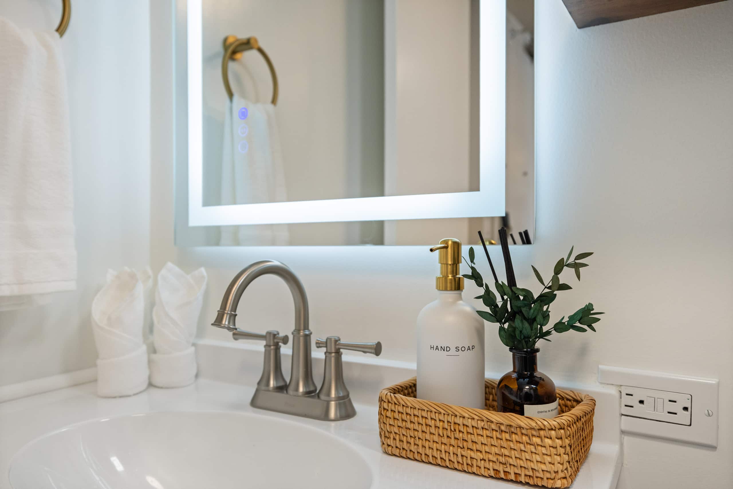 Waikiki Chic • Modern Cozy Studio - Image 16
