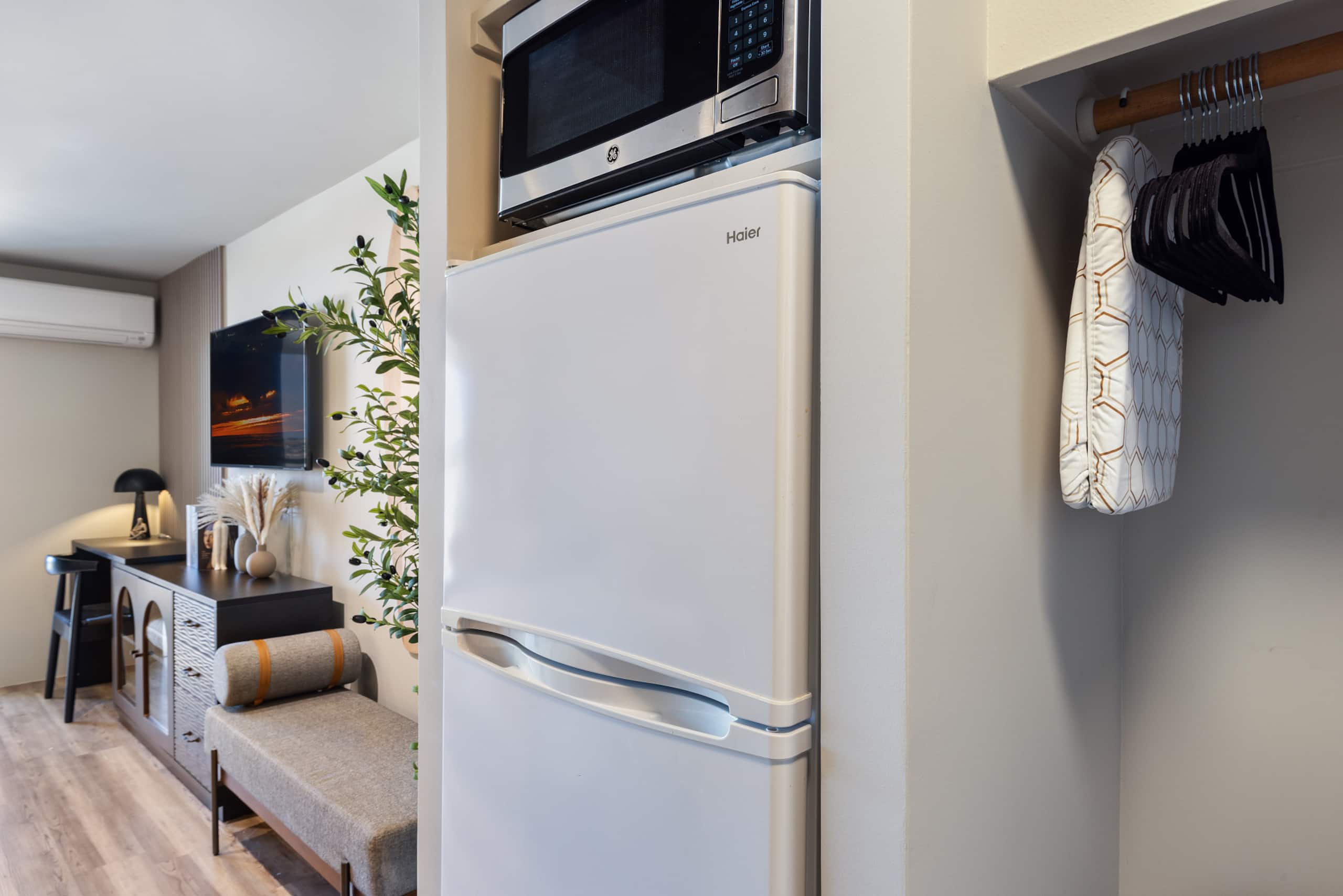 Waikiki Chic • Modern Cozy Studio - Image 2