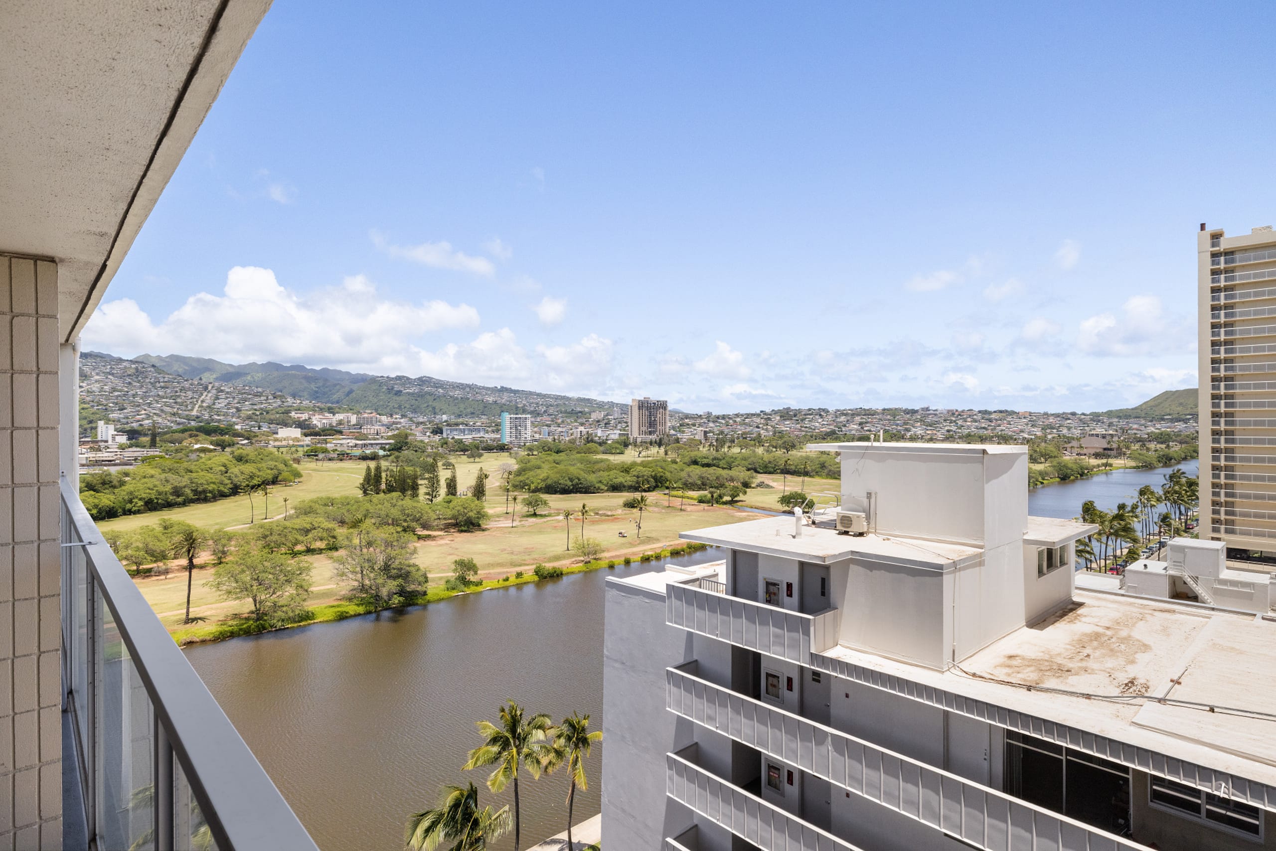 Waikiki Chic • Modern Cozy Studio - Image 56