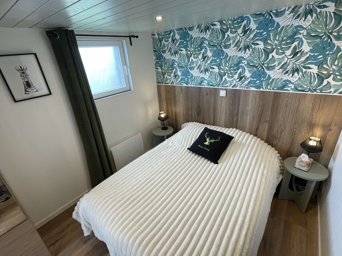 เตียง 140 -190 ซม. ใหม่ "ซิมมอนส์" สะดวกสบายมาก
โต๊ะข้างเตียง 2 ตัว + โคมไฟ
ห้องแต่งตัวขนาดใหญ่ + ไม้แขวนเสื้อ
ตู้ซ่อมบำรุง: เครื่องดูดฝุ่นพลั่ว + กวาดถัง + ไม้ถูพื้นเครื่องอบผ้า