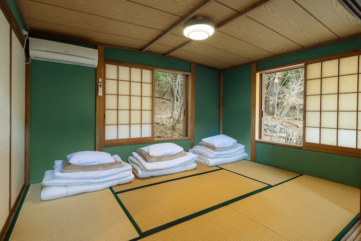 U sobi uređenoj u japanskom stilu možete iskusiti kako je to spavati na futonu, tradicionalnom japanskom krevetu.