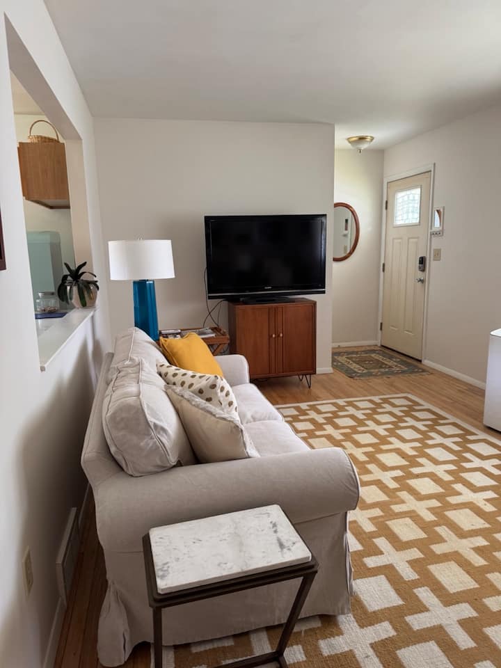 Charming House Near Downtown Saratoga - Saratoga Springs, NY