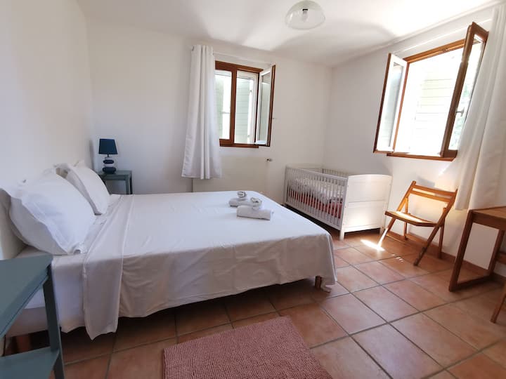 Habitación en el piso de arriba con cuna, escritorio, cama doble 160 O 2 camas individuales 90