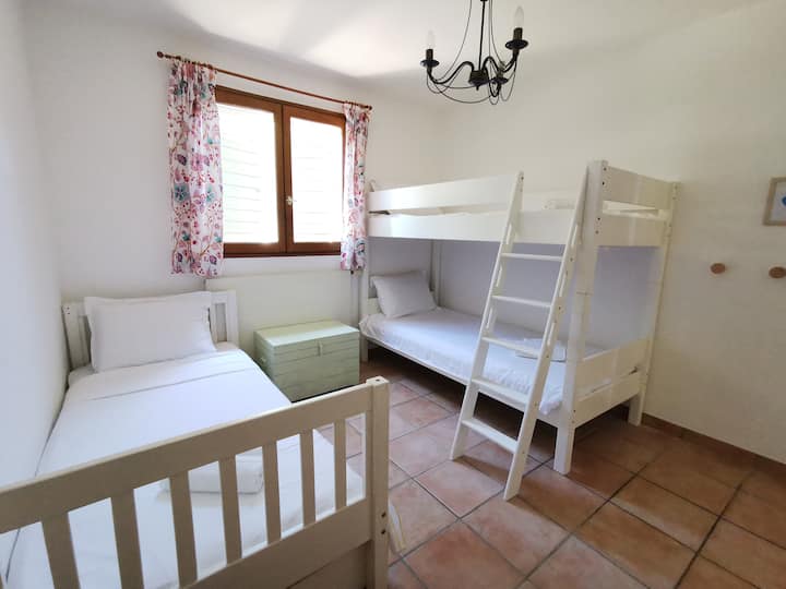 Habitación infantil en el piso de arriba con 3 camas individuales