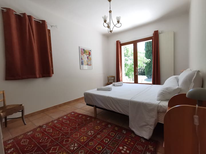Habitación con cama doble en la planta baja