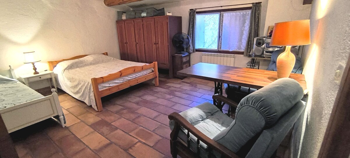 Habitación ACOGEDORA con una cadena de ALTA FIDELIDAD y su colección de CD clásicos.
Ventilador disponible.