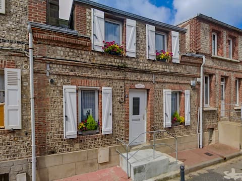 Popular Airbnb listing: Les Pétunias, gîte 50 m from the sea and the cliffs in Étretat
