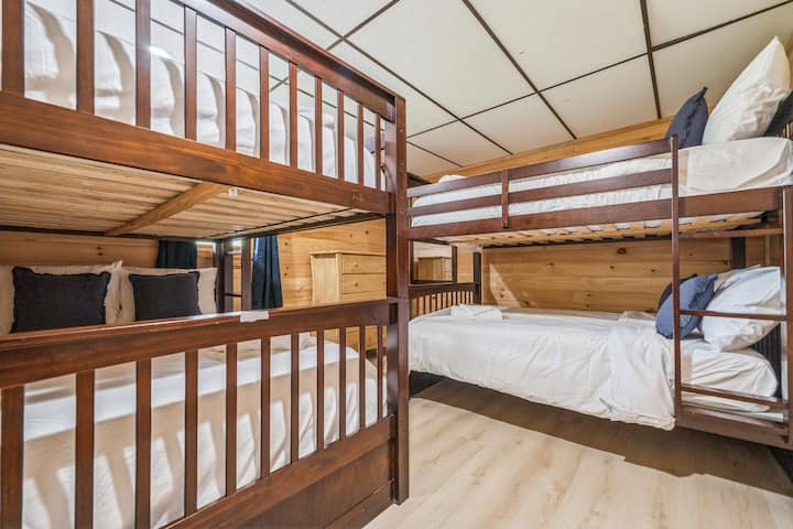 ห้องนอนสองชั้นมีเตียงสองชั้น 2 หลังพร้อมฟูกนอนขนาดใหญ่