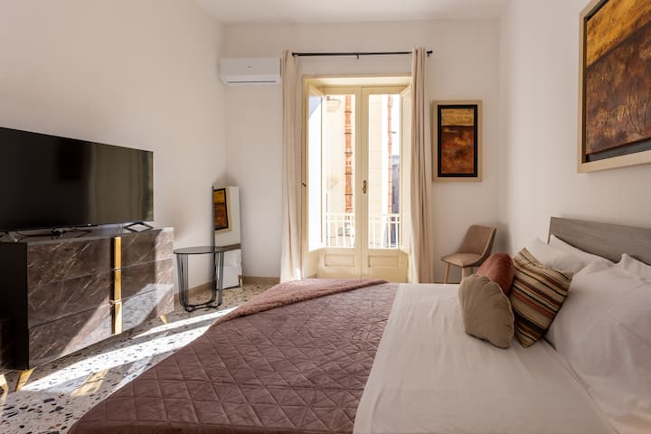 Დიდი საძინებელი ტელევიზორით, Wi-Fi, კონდიციონერი, ღია კარადა და ტერასა  