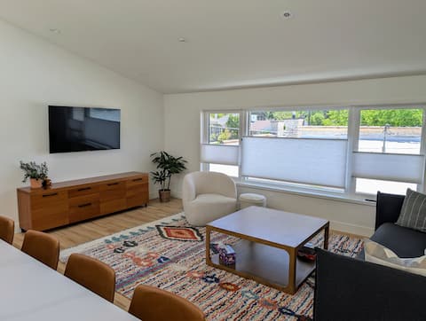 Popular Airbnb listing: Bright and Inviting Guesthouse - 9th & 9th in East Liberty Park