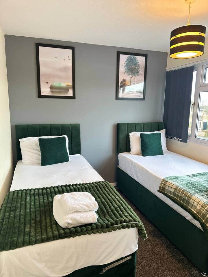 Ova moderna spavaća soba ima bračni krevet koji se lako pretvara u dva odvojena ležaja, što je savršeno za parove ili prijatelje. Udobna posteljina i ugodna atmosfera pružit će vam savršeno mjesto za odmor i opuštanje.