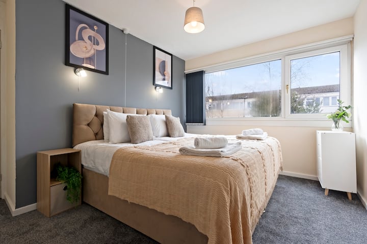 Ova moderna spavaća soba ima bračni krevet koji se lako pretvara u dva odvojena ležaja, što je savršeno za parove ili prijatelje. Udobna posteljina i ugodna atmosfera pružit će vam savršeno mjesto za odmor i opuštanje.