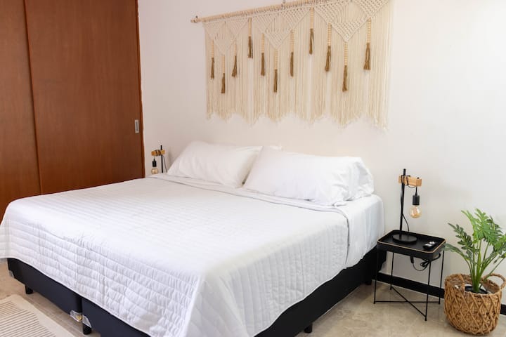 UDOBNA SPAVAĆA SOBA S BRAČNIM KREVETOM, KLIMATIZACIJOM, TV-om S RAVNIM EKRANOM I KUPAONICOM S KADOM