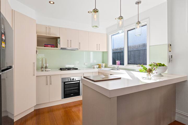 Parking+Style+Super Central Location gallery image 3