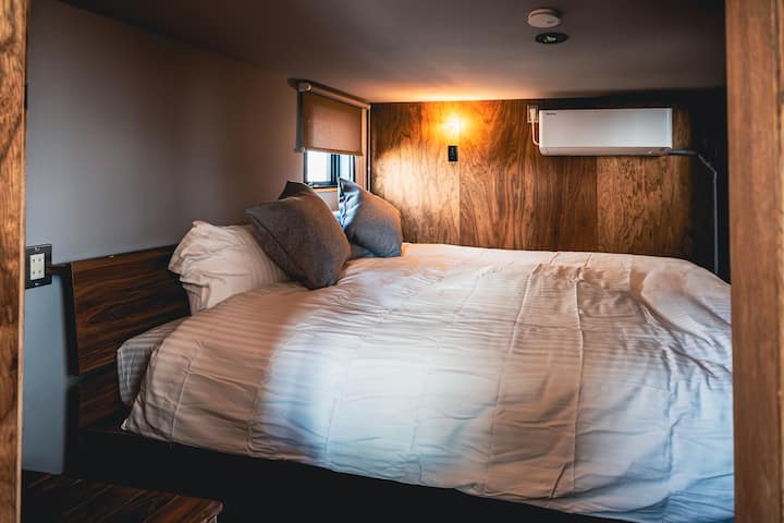 Mirna druga spavaća soba koja djeluje kao utočište u ograničenom prostoru s visinom stropa od oko 140 cm.Pregrada je poput zavjese, a ako je otvorite, osjećat će se otvorena, a ako je zatvorite, možete je upotrijebiti kao privatni prostor.To je mali, ali udoban prostor s klima-uređajem i blagim prirodnim svjetlom s svjetlosnog prozora.* Nemojte udariti glavom jer je strop nizak.