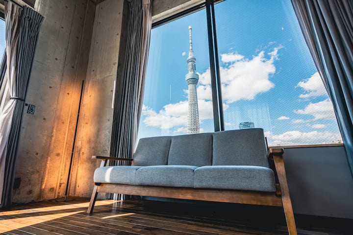 Otvoreni dnevni boravak i blagovaonica s tri velika prozora prekrivena blistavim svjetlom.
Pogled s prozora na Tokyo Skytree je zadivljujući.