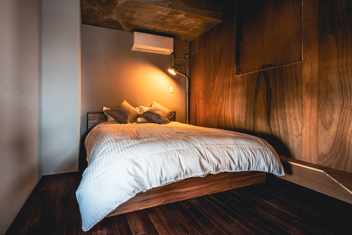 Glavna spavaća soba opremljena je bračnim krevetom u kojem se možete opustiti.Zidovi s toplim drvetom i sterilnim betonskim zidovima prekrasno su skladni, što stvara prostor u kojem vlada mir i profinjenost.Nadam se da ćete imati opuštajuće i kvalitetno vrijeme.