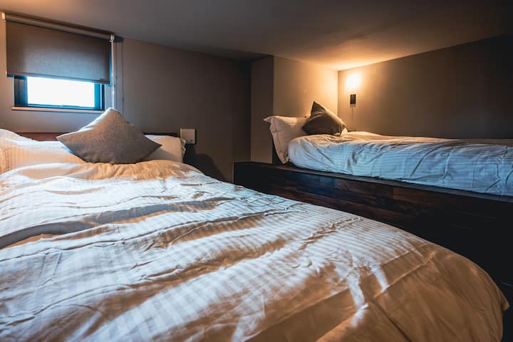 U 3. spavaćoj sobi dostupna su dva kreveta za jednu osobu.Pregrada je vrsta zavjese, otvorite je i možete je upotrijebiti kao privatni prostor ako je zatvorite.To je udoban prostor s klima-uređajem i blagim prirodnim svjetlom kroz svjetlosni prozor.* Nemojte udariti glavom jer je strop nizak.