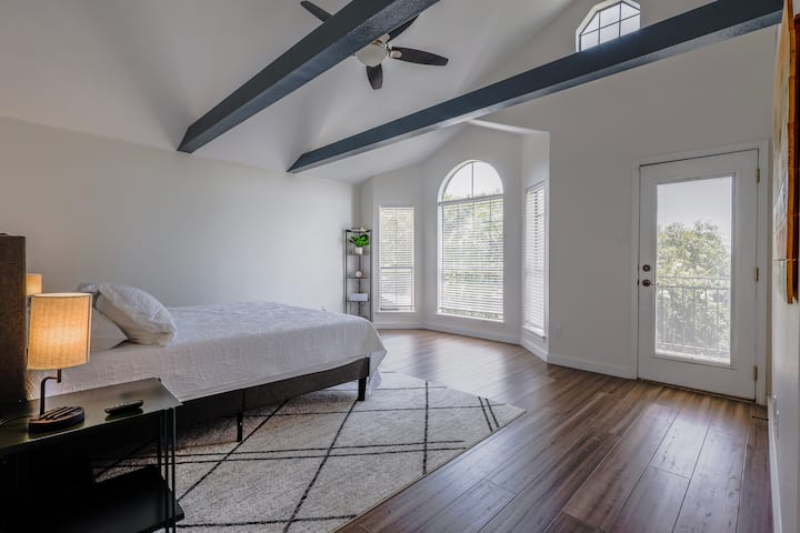 Është një dhomë gjumi e bollshme me një pamje të bukur të liqenit. Kjo dhomë gjumi ka një ballkon të bashkangjitur dhe banjë të kompletuar me një shëtitje në dollap. 