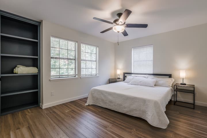 Një tjetër dhomë gjumi me hapësirë të bollshme me një pamje të bukur të gjelbërimit të përgjithshëm gjithashtu. Kjo dhomë gjumi ka gjithashtu një shëtitje në dollap dhe hapësirë magazinimi.