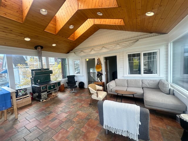 4BR Marina-View Home w/ Ensuite Baths & Garden gallery image 4