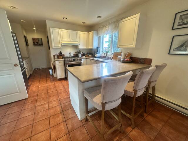 4BR Marina-View Home w/ Ensuite Baths & Garden gallery image 2