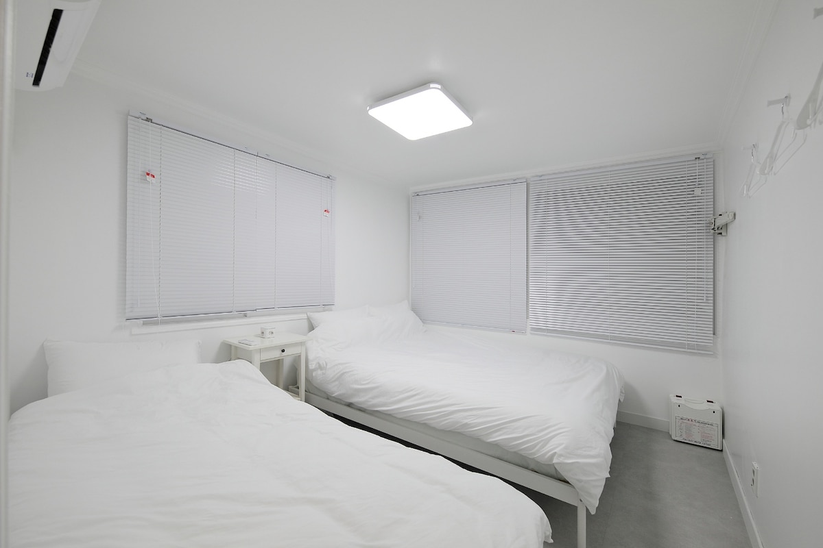 غرفة النوم الثانية - سرير بحجم كوين + سرير فردي