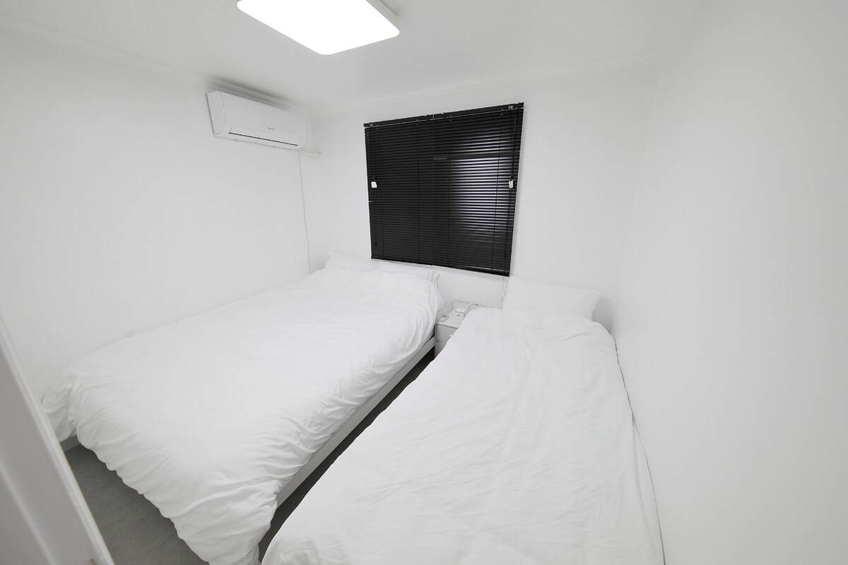 غرفة النوم الثالثة - سرير كوين + سرير مفرد