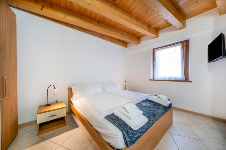 חדר מואר ושקט עם תקרת עץ חשופה, אידיאלי להירגע אחרי יום ברחובות ההיסטוריים של Cividale.