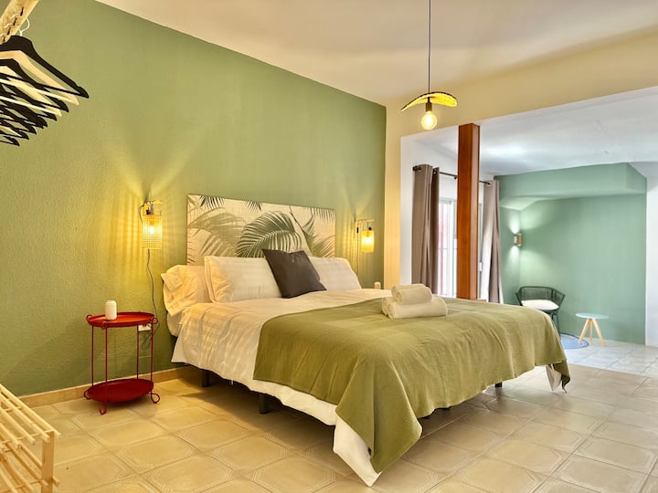 宽敞卧室内配备舒适的双人床