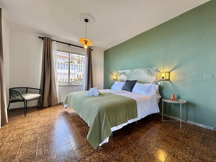 cama doble cómoda en un amplio dormitorio