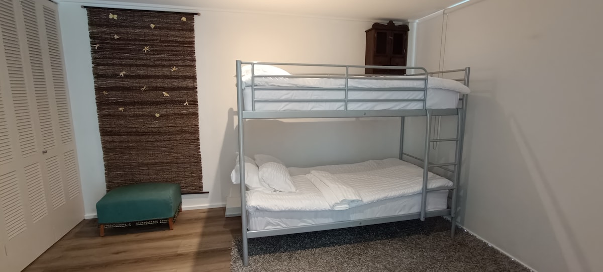 Spavaća soba 2. u prizemlju s dvostrukim krevetom na kat.