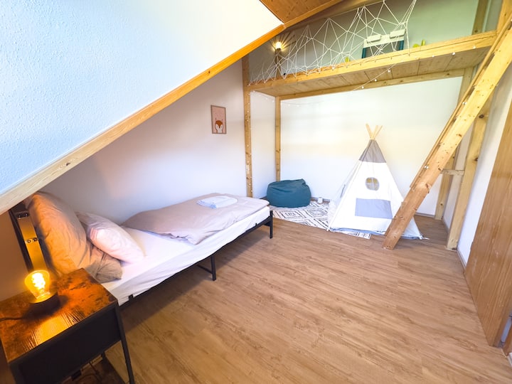 Детска соба со единечен кревет - простор за играње и висок штанд за играње