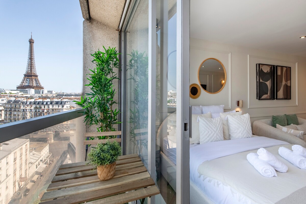 Balcón de un apartamento en París con vistas a la Torre Eiffel