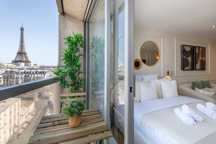 Balcone di un appartamento a Parigi con vista sulla Torre Eiffel
