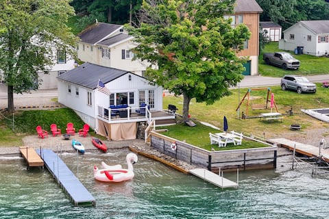 Updated LakeFRONT Home, Dock, Kayaks, Wine Trail