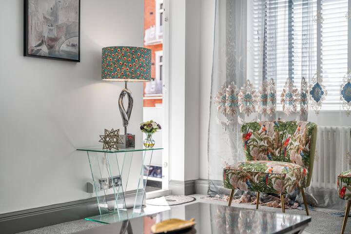 DeLUXE Apartment with Terrace in HARRoDS gallery image 3