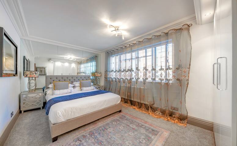 DeLUXE Apartment with Terrace in HARRoDS gallery image 4