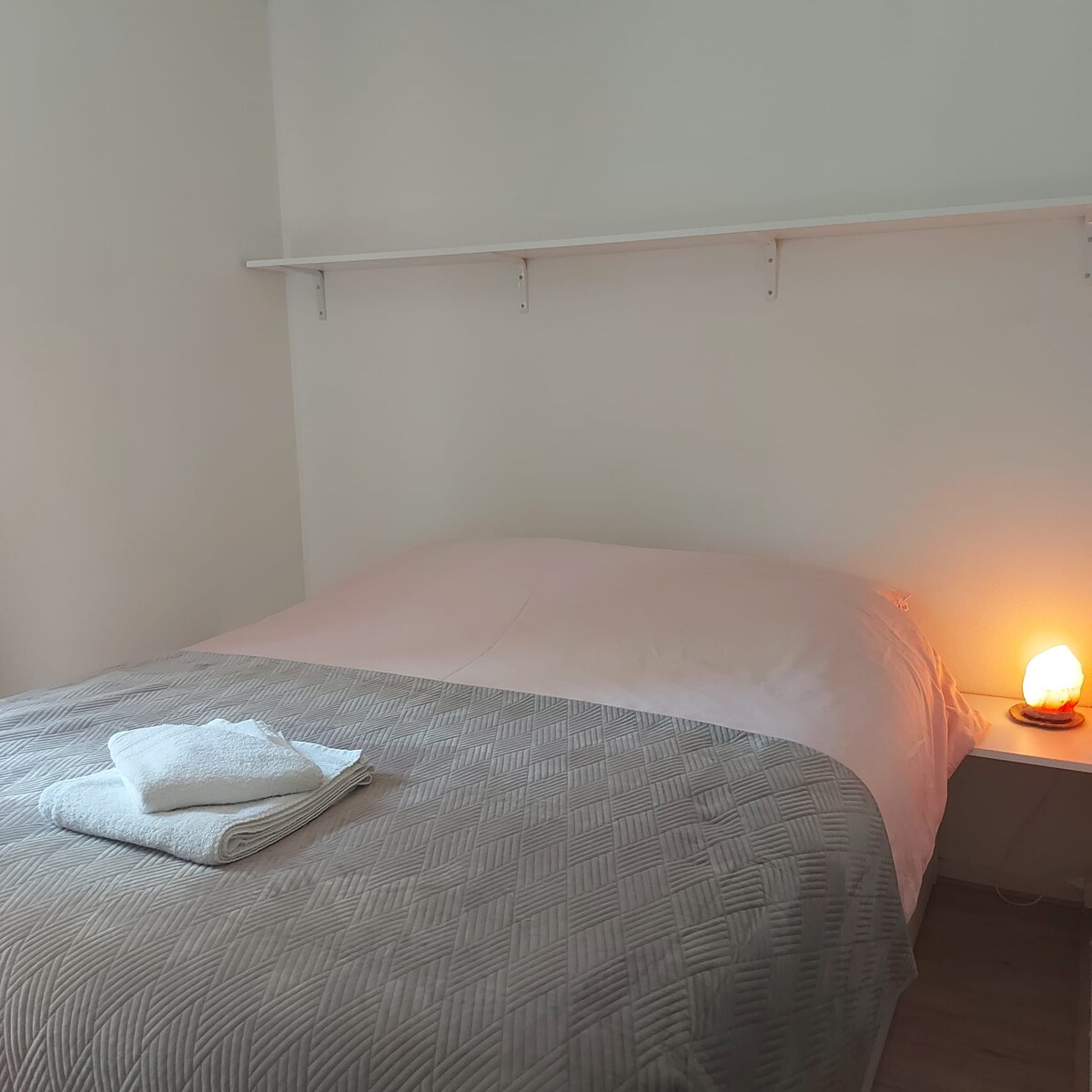 Ova udobna spavaća soba ima bračni krevet i ormar za male djevojčice u koji možete odložiti odjeću. Na krevetu su ladice. Ovisno o dobu godine, u ladicama se nalazi poplun s četiri godišnja doba. 