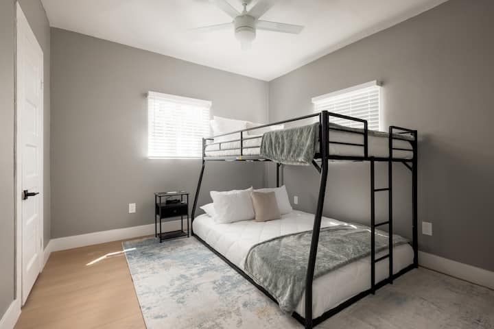 Спална соба со брачен кревет (широк 150-179 см) на долниот дел и полна одозго