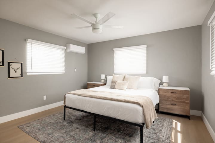 Главна спална соба со брачен кревет (широк 180-220